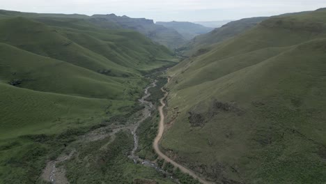 Antena:-Verde-Tierra-De-Nadie-En-Sani-Pass-Entre-Sudáfrica-Y-Lesotho