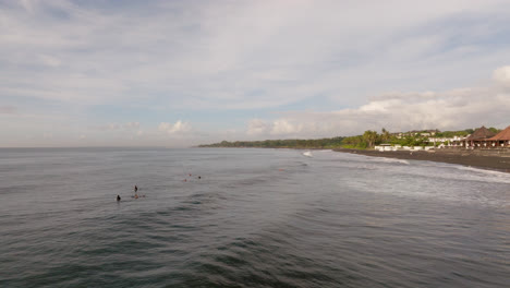 Surfer-Warten-Auf-Bali-Auf-Wellen