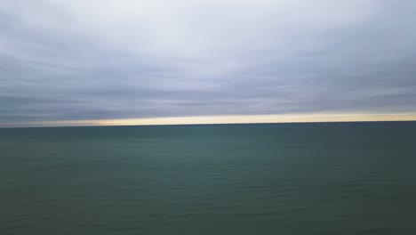 Horizontlinie-Bedeckt-Mit-Wolken-An-Der-Küste-Eines-Großen-Sees