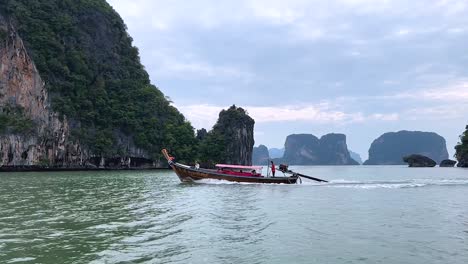 Thailändisches-Longtail-Boot,-Das-Auf-Den-Gewässern-Der-Insel-Phangnga-Fährt