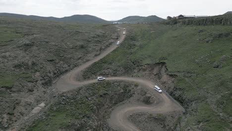 Grupo-De-Turismos-Todoterrenos-Comienzan-El-Descenso-Del-Escarpado-Paso-Sani-En-Lesotho