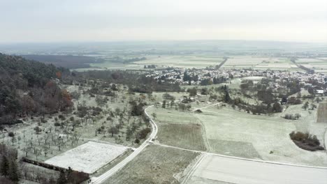 Toma-Aérea-De-Drones-Volando-Sobre-Butzbach-Alemania-En-La-Nieve