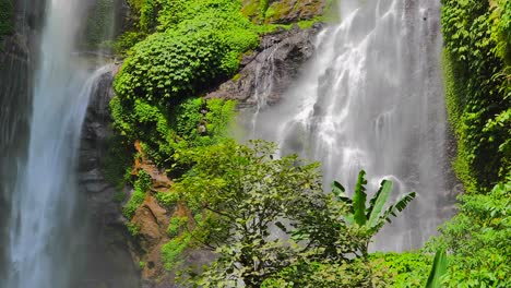 Sammeln-Sie-Wasserfall-In-Bali-Asien