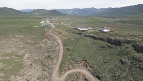 Aufsteigende-Antenne-Der-Lesotho-grenzkontrolle-Oben-Auf-Dem-Schroffen-Sani-pass,-Za