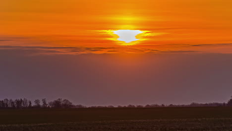 Filmischer-Orangefarbener-Sonnenaufgang-Hinter-Den-Wolken