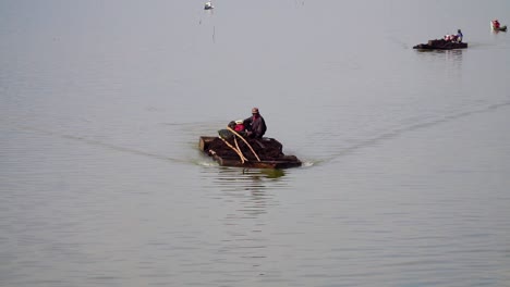 Fischer,-Die-Den-Rawa-see-überqueren,-Pening-Mit-Einem-Kleinen-Motorisierten-Boot-In-Indonesien