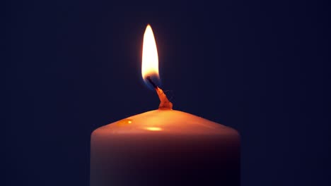 Einzelne-Kerzenflamme-Auf-Horizontalem-Schwarzem-Hintergrund