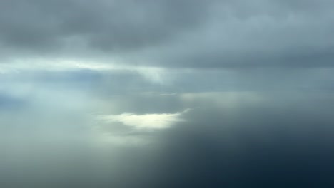 Cielo-De-Invierno-Desde-Una-Cabina-De-Jet-Mientras-Volaba-Cerca-De-Algunas-Nubes-De-Lluvia
