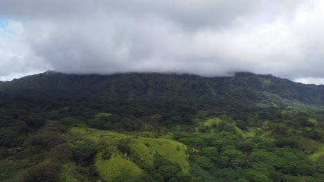 Dramatischer-Drohnenblick-über-Den-Mystischen-Und-Nebligen-Tropischen-Regenwald-Von-Kauai,-Hawaii