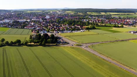 Luftaufnahme-über-Ländliche-Felder-Mit-Blickkreisverkehr-Und-Straße-Nach-Butzbach-Im-Hintergrund