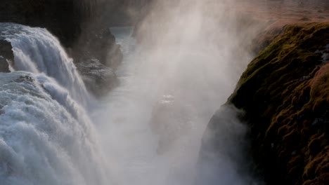 Gullfoss-Wasserfälle-Während-Der-Goldenen-Stunde-In-Island