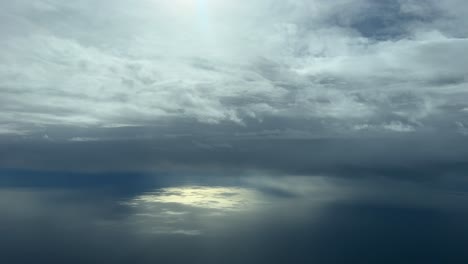 Cielo-Nublado-De-Invierno-Sobre-El-Mar-Mediterráneo-Durante-El-Descenso-Al-Aeropuerto-De-Valencia