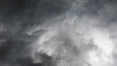 Cumulonimbus-Wolken-Und-Blitze-In-Einem-Sturm