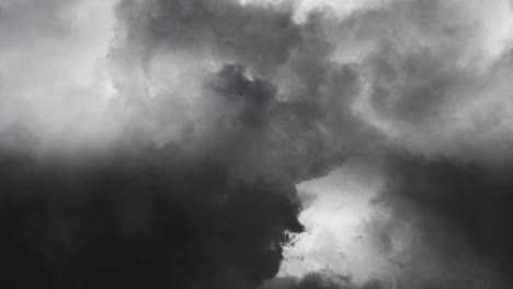 Blitzschlag-In-Einem-Gewitter-Zwischen-Dicken-Wolken
