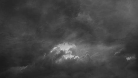 Gewitter-Bei-Wetterwechsel-Dunkle-Wolken