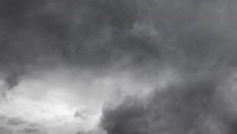 Blick-Auf-Graue-Wolken-Und-Sturmbedingungen