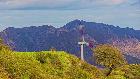 Zeitrafferaufnahme-Einer-Rotierenden-Windkraftanlage-Auf-Einem-Hügel-Während-Eines-Bewölkten-Und-Sonnigen-Tages-Auf-Der-Insel-Sizilien,-Italien