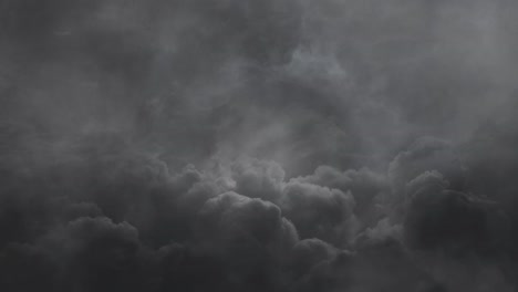 Wetteränderungen-In-Dunklen-Wolken,-Begleitet-Von-Blitzen