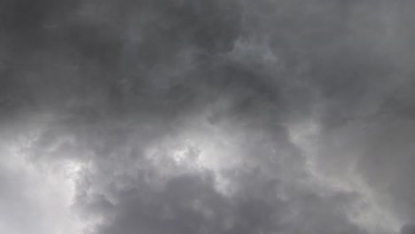 Blitz-In-Einem-Sturm-Innerhalb-Einer-Grauen-Wolke-Pov