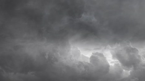 Vista-De-Un-Rayo-Dentro-De-Nubes-Oscuras-Grises