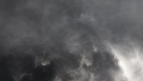 Wetteränderungen-In-Dunklen-Wolken,-Begleitet-Von-Blitzen-In-Stürmen