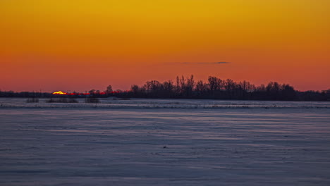 Panoramablick-Auf-Ein-Sumpfiges-Gebiet-Und-Wald-Auf-Einem-Wunderschönen-Sonnenuntergang-Am-Orangefarbenen-Himmel