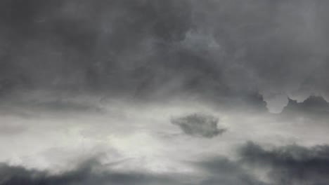 Wetterwechsel-In-Grauen-Himmeln-Und-Dunklen-Wolken,-Begleitet-Von-Blitzen