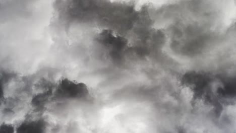 Gewitter-Zwischen-Dunklen-Weißen-Wolken