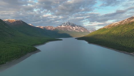 Pintoresca-Vista-Del-Lago-Eklutna-Rodeado-De-Montañas-Verdes-Y-Nevadas-En-Anchorage,-Alaska