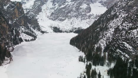 Vista-Aérea-Del-Lago-Congelado-Braies-Durante-El-Invierno-En-Trentino,-Italia---Disparo-De-Drones