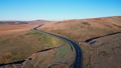 Coches-Conduciendo-Por-Una-Sinuosa-Carretera-Rural-De-Yorkshire-Con-El-Sol-Bajo-En-El-Cielo-Y-Mostrando-Un-Destello-De-Lente
