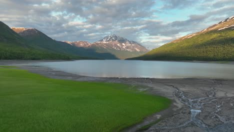 Approaching-On-Picturesque-View-Of-Eklutna-Lake-In-Anchorage,-Alaska