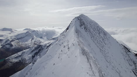 Impresionante-Vuelo-De-Drones-A-Lo-Largo-De-La-Nevada-Montaña-Kitzsteinhorn-En-Austria-Durante-El-Día-Soleado