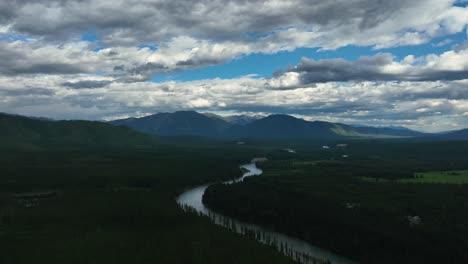 Río-Flathead-Bajo-Un-Cielo-Nublado-En-Montana,-Ee.uu.---Toma-Aérea-De-Drones