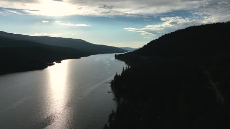 Schimmerndes-Flusswasser-Mit-Bewaldetem-Tal-In-Der-Silhouette-In-Der-Abenddämmerung-In-Eureka,-Montana,-Usa