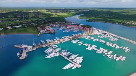 Landhaus-Yachthafen-Direkt-Neben-Der-Mündung-Des-Flusses-Chavón,-Karibik
