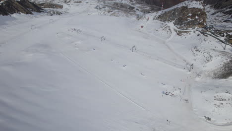 Luftaufnahme-Des-Skifahrers-Beim-Skifahren-Auf-Dem-Weißen,-Eisigen-Hang-Der-Alpenberge