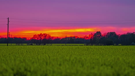 Sonnenuntergang-In-Roter-Farbe-über-Landwirtschaftlichen-Feldern,-Fusionszeitraffer