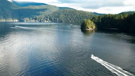 Motorboot,-Das-Den-Indischen-Arm-In-Der-Tiefen-Bucht-Im-Norden-Von-Vancouver-Im-Super-Natürlichen-Schönen-Britisch-Kolumbien-Hinauffährt