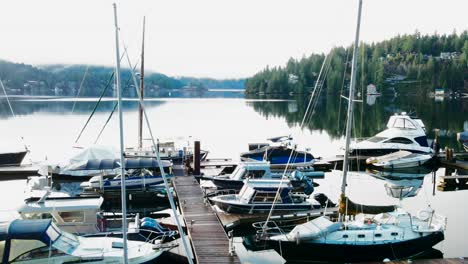 Wunderschöne-Szene-Von-Segelbooten-Und-Motorbooten,-Die-An-Einem-Bewölkten-Tag-Im-Norden-Von-Vancouver-Am-Yachthafen-Von-Deep-Cove-Anlegen