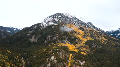 Luftzeitraffer-Des-Herbstes-In-Den-Rocky-Mountains
