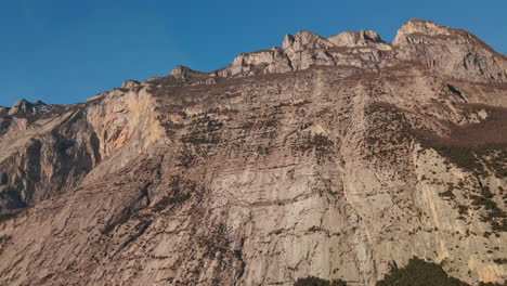 Majestuoso-Paisaje-Montañoso-Contra-El-Cielo-Azul-En-La-Provincia-De-Trentino,-Noreste-De-Italia