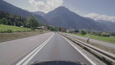 Conduciendo-Por-El-Paso-De-Simplon-En-Suiza