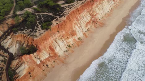 Berühmter-Falesia-Strand-Mit-Roten-Sanddünen,-In-Südportugal-Am-Atlantik,-Per-Drohne