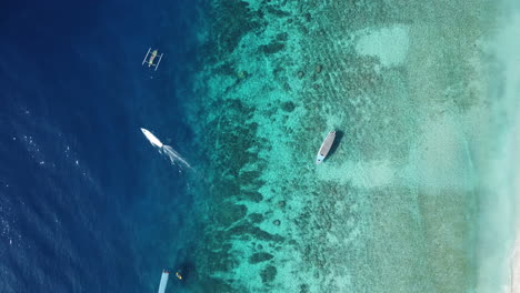 Drohnenaufnahme-Der-Küste-Von-Bali,-Wie-Die-Boote-Vorbeifahren