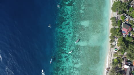 Drohnenaufnahmen,-Die-Beobachten,-Wie-Boote-An-Der-Indonesischen-Küste-Vorbeifahren