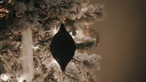 Goldene-Und-Grüne-Ornamente,-Die-An-Einem-Weihnachtsbaum-Hängen