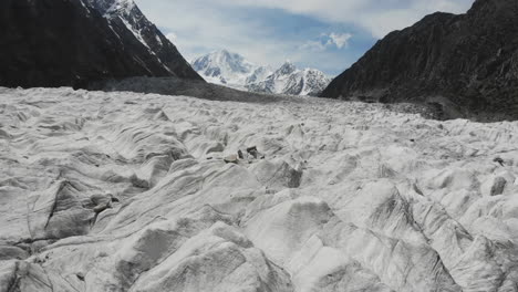Disparo-De-Drone-Cruzando-Un-Glaciar-En-Pakistán