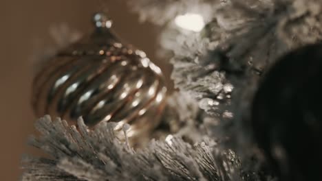 Eine-Goldene-Wirbelnde-Weihnachtsverzierung-Auf-Einem-Schneebedeckten-Weihnachtsbaum