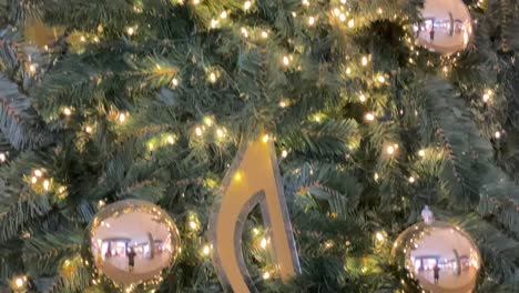 Las-Luces-En-El-Fondo-De-La-Decoración-Del-árbol-De-Navidad